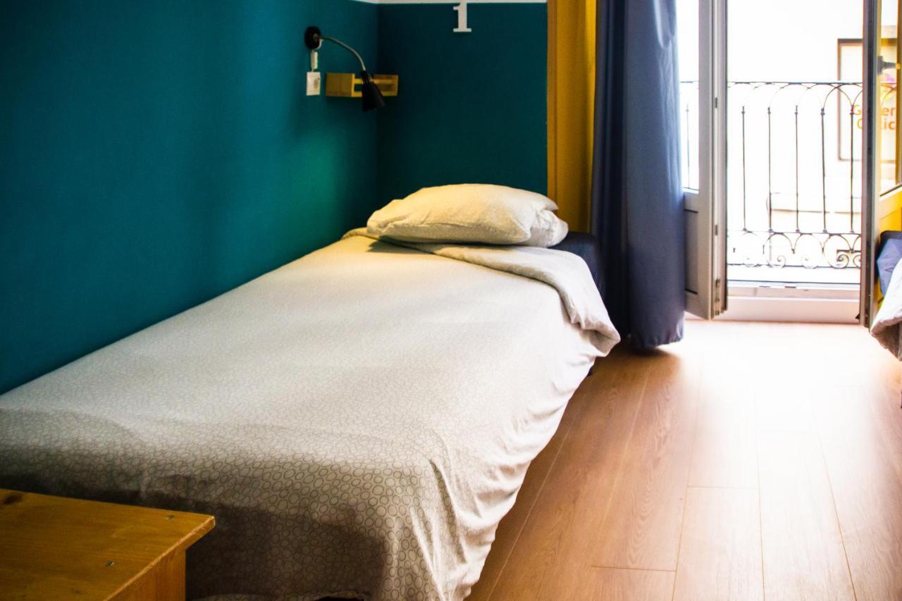 Onefam Sungate Hostel Madrid Exterior photo